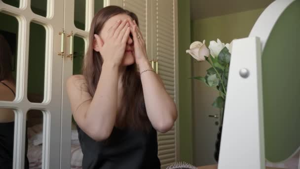 Mujer Joven Revisando Masajeando Cara Dormitorio Mesa Maquillaje Cuidado Piel — Vídeo de stock