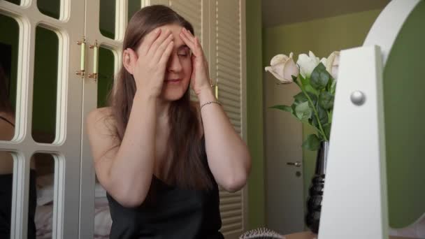 Elegante Brünette Frau Seidenkleid Die Ihre Haut Runden Spiegel Kontrolliert — Stockvideo
