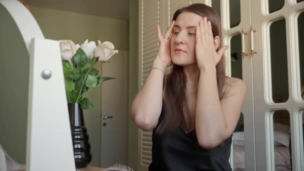 Retrato Mujer Morena Mirándose Espejo Comprobando Arrugas Cara Cuidado Piel — Vídeos de Stock