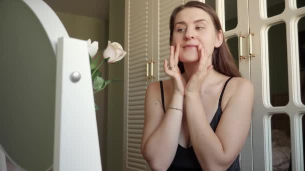 Wanita Elegan Memeriksa Wajahnya Untuk Keriput Cermin Kamar Tidur Perawatan — Stok Video