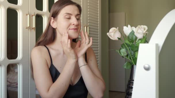 Zarif Bir Kadın Çiçeklerle Süslenmiş Genç Tenini Yatak Odasında Kontrol — Stok video