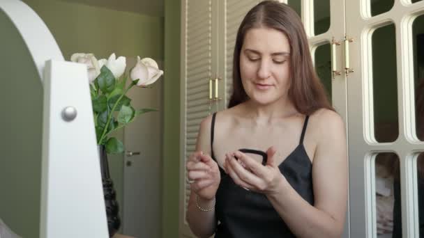 Mulher Morena Elegante Aplicando Facial Com Escova Fará Maquiagem Quarto — Vídeo de Stock