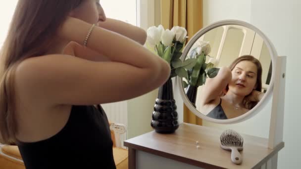 Mujer Joven Sonriente Preparándose Para Fecha Puesta Colgante Joyas Moda — Vídeo de stock