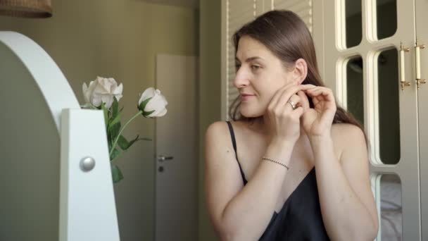 Elegant Brunett Kvinna Förbereder Sig För Datum Sätta Pärla Örhängen — Stockvideo
