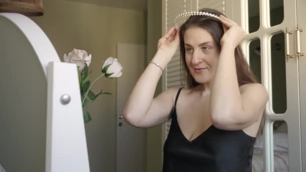 Όμορφη Κομψή Γυναίκα Κάνοντας Χτένισμα Μαργαριτάρι Στεφάνι Μαλλιών Μόδα Γυναικείο — Αρχείο Βίντεο