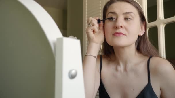 Portret Eleganckiej Kobiety Nakładającej Tusz Rzęs Przy Stole Makijażu Sypialni — Wideo stockowe