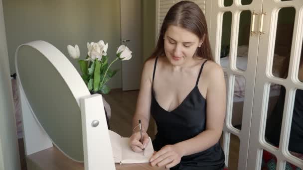 Hermosa Mujer Elegante Sentada Escritorio Dormitorio Escritura Diario Secretos Femeninos — Vídeo de stock