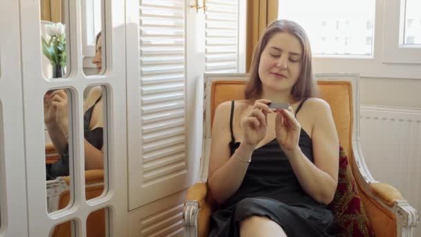 Портрет Элегантной Брюнетки Отдыхающей Кресле Делающей Маникюр Уход Телом Женщины — стоковое видео