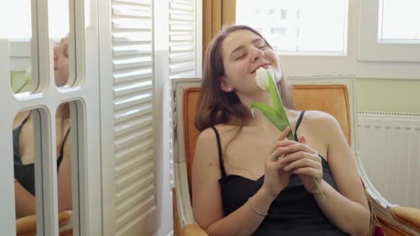 Retrato Mujer Sonriente Sosteniendo Flor Tulipán Blanco Relajándose Sillón Belleza — Vídeos de Stock