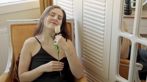 Κομψό Γυναίκα Λευκή Τουλίπα Κάθεται Στην Πολυθρόνα Στο Μεγάλο Παράθυρο — Αρχείο Βίντεο