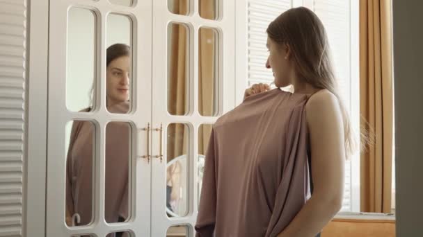 Potret Wanita Muda Cantik Berpose Cermin Dan Memilih Gaun Untuk — Stok Video