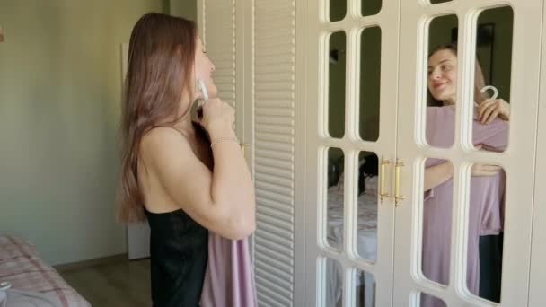 Элегантная Улыбающаяся Женщина Позирует Перед Зеркалом Спальне Новым Платьем Концепция — стоковое видео