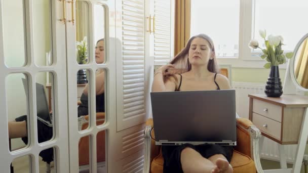 Güzel Gülümseyen Bir Kadın Penceredeki Koltukta Oturuyor Dizüstü Bilgisayarla Çalışıyor — Stok video