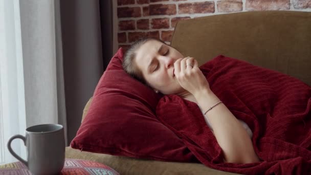 Jovem Doente Com Febre Sofá Tosse Cuidados Saúde Sentir Doente — Vídeo de Stock