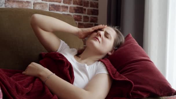 Mulher Doente Sentindo Mal Tendo Dor Cabeça Deitada Sofá Massageando — Vídeo de Stock