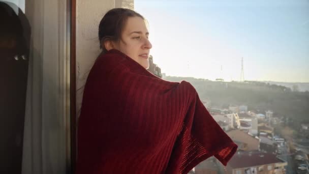 Mujer Morena Sonriente Cubriendo Cuadros Pie Balcón Mirando Terraza Personas — Vídeo de stock