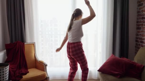Zabawna Kobieta Piżamie Tańcząca Dużym Oknie Salonie Ludzie Relaksujący Się — Wideo stockowe