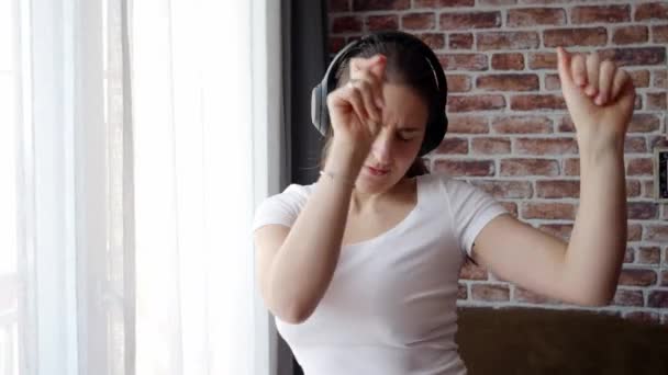 Mujer Sonriente Activa Que Usa Auriculares Escucha Música Gente Relajándose — Vídeos de Stock