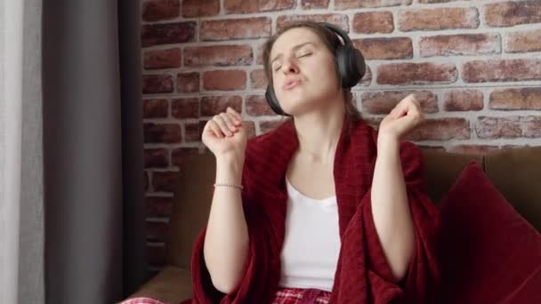 Glücklich Lächelnde Frau Mit Kopfhörern Die Auf Dem Sofa Wohnzimmer — Stockvideo