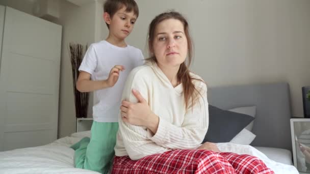 Filho Amoroso Carinhoso Confortando Abraçando Sua Mãe Sentada Cama Conceito — Vídeo de Stock