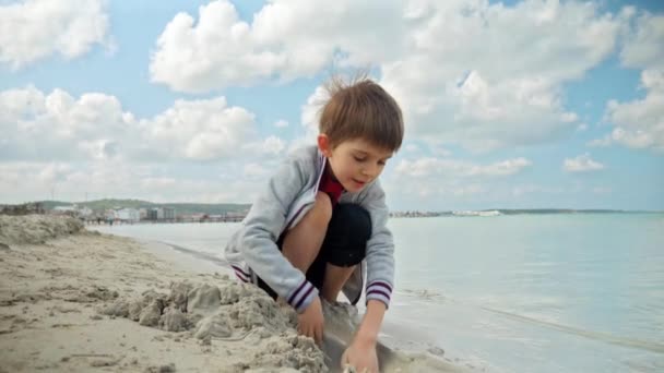 Bekymmerslös Pojke Leker Stranden Med Sand Och Vågor Begreppet Turism — Stockvideo
