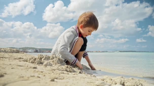 Niño Feliz Juega Una Hermosa Playa Alegría Infancia Exploración Concepto — Vídeo de stock