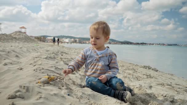 Niño Pequeño Disfruta Día Relajante Playa Jugando Con Arena Concepto — Vídeo de stock