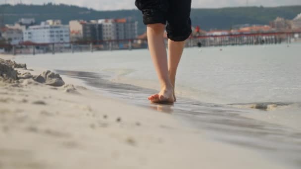 Zbliżenie Dziecięcych Stóp Spacerujących Ciepłym Miękkim Piasku Plaży Morskiej Pojęcie — Wideo stockowe