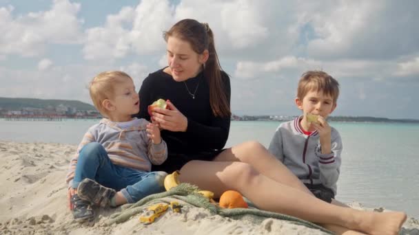Portretul Unei Familii Fericite Doi Copii Picnic Plaja Nisip Mâncând — Videoclip de stoc