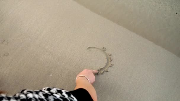 바닷가에서 모래의 모양을 그리고 사랑의 관광의 — 비디오