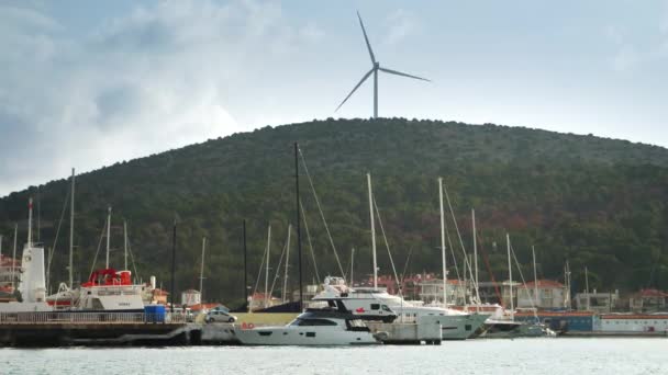 Turbina Eólica Localizada Topo Colina Lado Porto Marítimo Com Iates — Vídeo de Stock