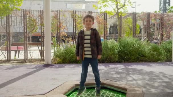 Movimento Lento Menino Feliz Pulando Alto Trampolim Parque Infantil — Vídeo de Stock