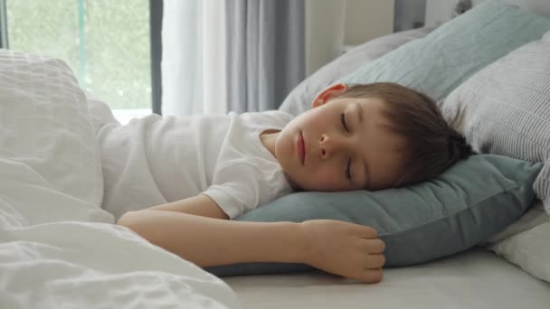 Zbliżenie Małego Chłopca Śpiącego Rano Łóżku Obok Okna Odpoczynek Dzieci — Wideo stockowe