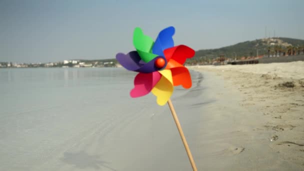 Pinwheel Colorido Girando Vento Uma Praia Areia Evocando Conceitos Viagem — Vídeo de Stock