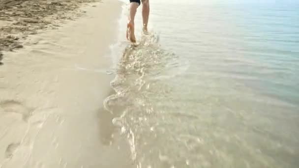 Крупним Планом Дитячі Ноги Бігають Піщаному Морському Пляжі Розбризкують Воду — стокове відео