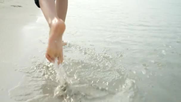 Повільний Рух Голих Ніг Хлопчика Біжить Бризкає Морській Воді Піщаному — стокове відео