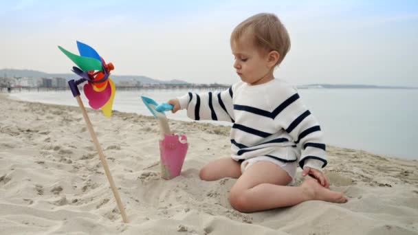 Roztomilý Chlapeček Hrající Hračkami Lopatu Písečné Mořské Pláži Užívající Letní — Stock video