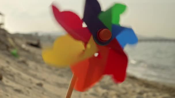 Colorido Molinete Gira Alegremente Una Playa Arena Nostalgia Los Veranos — Vídeo de stock
