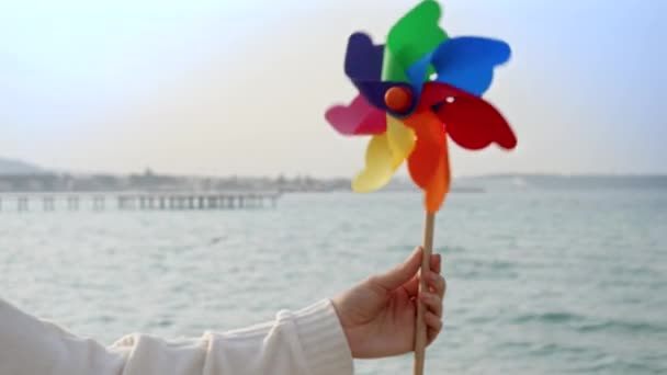 Młoda Kobieta Bawiąca Się Kolorowym Spinningiem Piaszczystej Plaży Morskiej Wakacje — Wideo stockowe