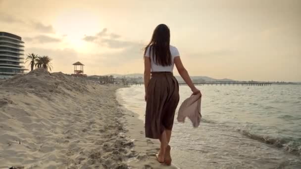 Powolny Ruch Kobiety Chodzącej Piaszczystej Plaży Morskiej Wietrzny Dzień Trzymającej — Wideo stockowe