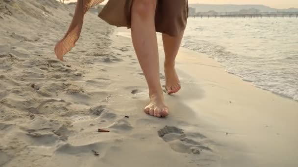 Primer Plano Pies Desnudos Femeninos Falda Larga Caminando Playa Arena — Vídeo de stock