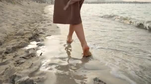 Крупним Планом Босоніж Жінка Йде Мокрий Пісок Морські Хвилі Піщаному — стокове відео