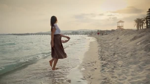 Zpomalený Pohyb Slunce Zapadá Nad Písečnou Pláží Když Mladá Žena — Stock video