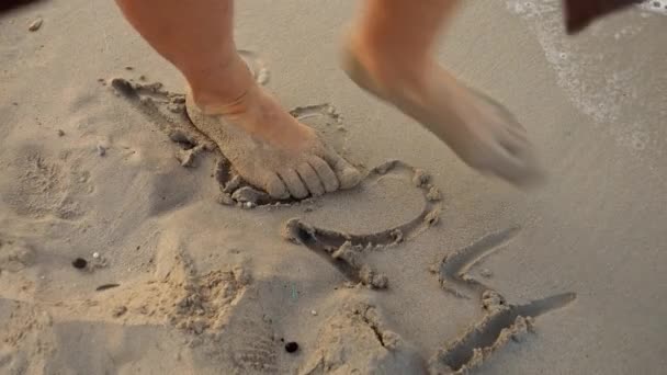 Close Mulher Descalça Andando Sobre 2024 Ano Escrito Molhado Praia — Vídeo de Stock
