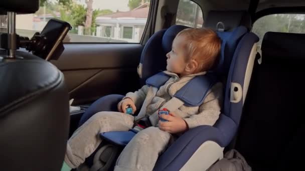 Egy Kisgyerek Aki Kocsiban Nyitott Ablakon Néz Fogalom Gyerekek Utazás — Stock videók