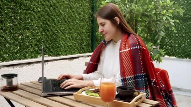 Feliz Mujer Sonriente Trabajando Terraza Tomando Café Mientras Desayunamos Concepto — Vídeo de stock
