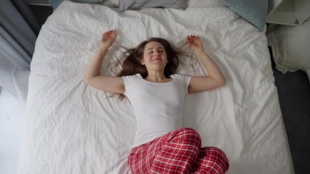 Молодая Женщина Пижаме Счастливо Падает Мягкую Кровать Выражением Радости Лице — стоковое видео