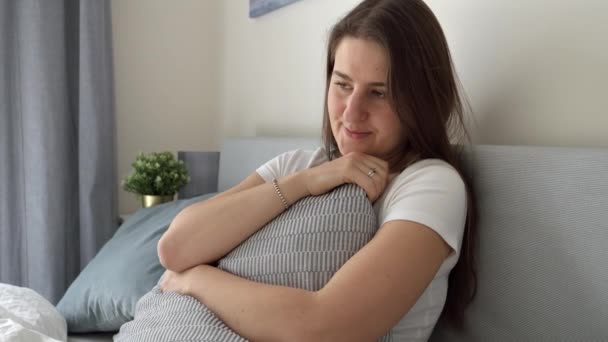 Mujer Joven Pensativa Trastornada Pijama Sentada Cama Abrazada Cojín Concepto — Vídeos de Stock