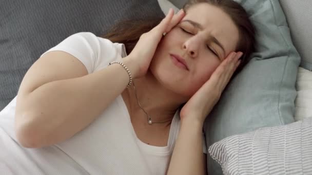 Porträt Einer Jungen Frau Die Bett Liegt Und Unter Kopfschmerzen — Stockvideo