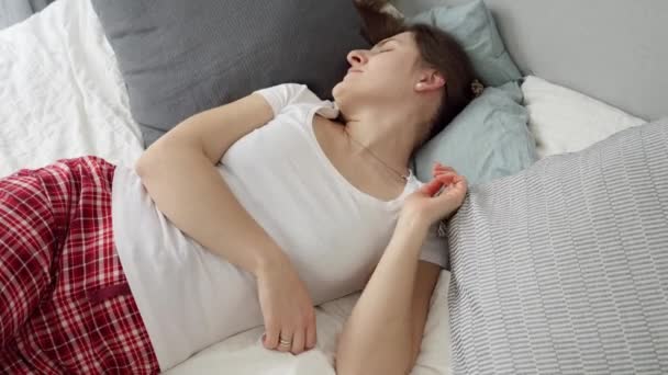 Junge Frau Mit Nackenschmerzen Nachdem Sie Auf Unbequemen Kissen Und — Stockvideo
